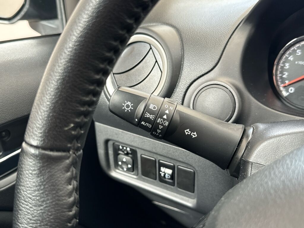 Mitsubishi Space Star 2023 Musta