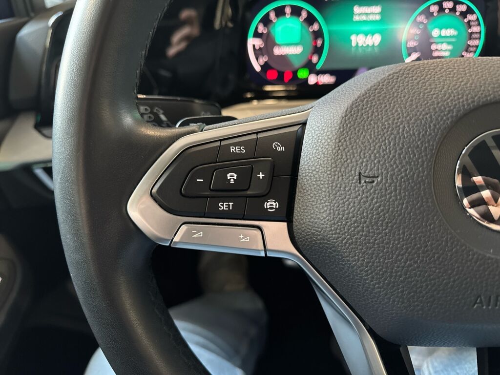 Volkswagen Golf 2022 Sininen