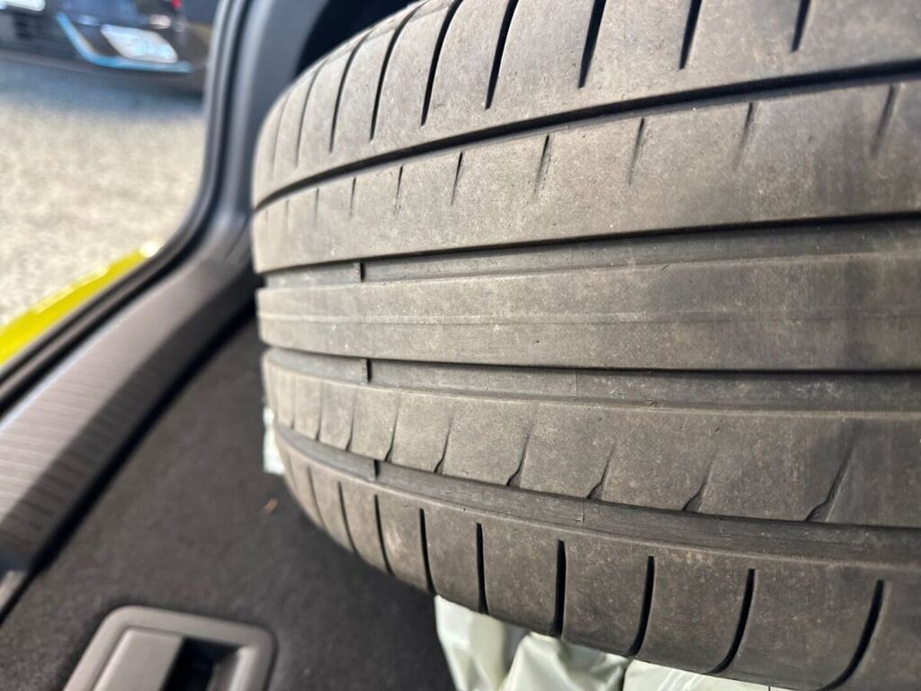 Volkswagen Golf 2022 Metallinhohto Keltainen