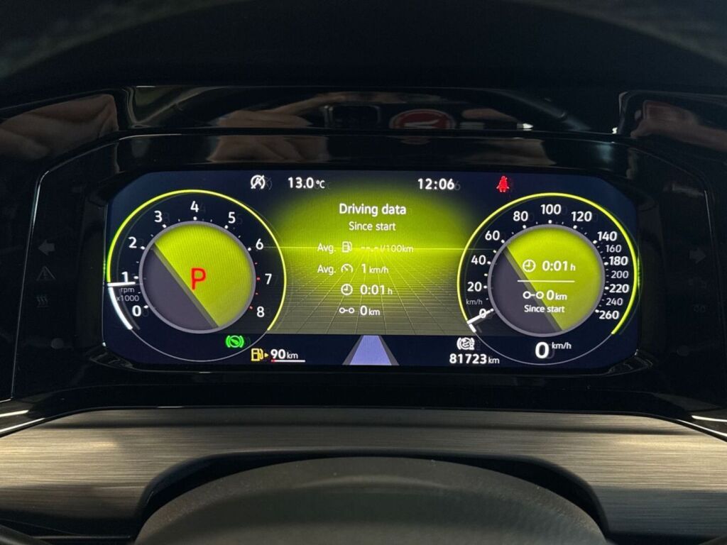 Volkswagen Golf 2022 Metallinhohto Keltainen