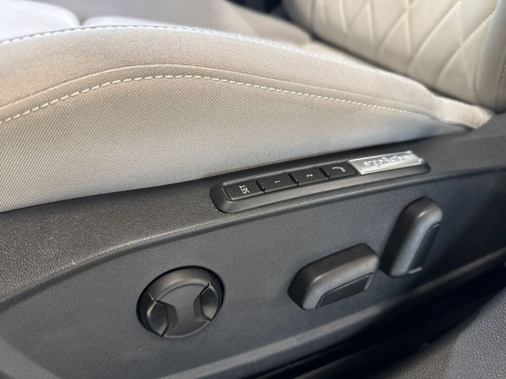 Volkswagen Golf 2022 Metallinhohto Keltainen