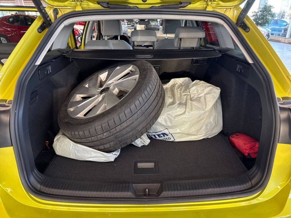 Volkswagen Golf 2022 Metallinhohto Keltainen