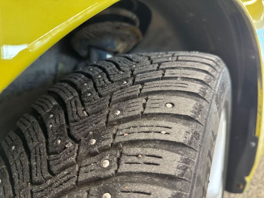 Volkswagen Golf 2022 Metallinhohto Keltainen