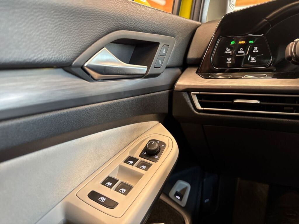 Volkswagen Golf 2022 Metallinhohto Keltainen