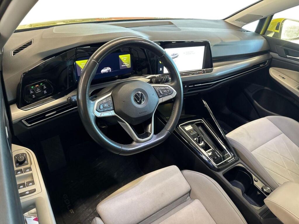 Volkswagen Golf 2022 Metallinhohto Keltainen