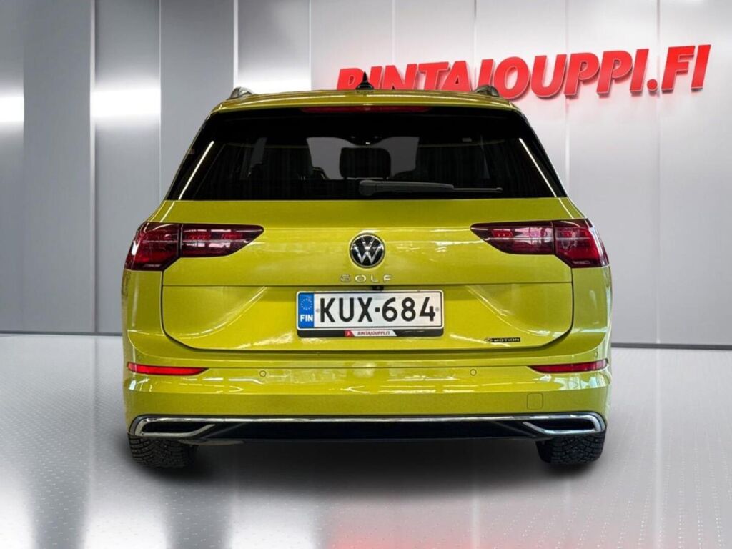 Volkswagen Golf 2022 Metallinhohto Keltainen