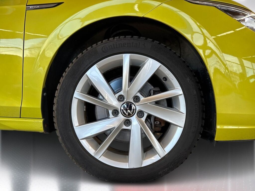 Volkswagen Golf 2022 Metallinhohto Keltainen