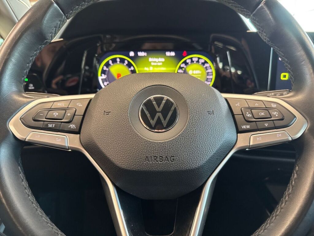 Volkswagen Golf 2022 Metallinhohto Keltainen