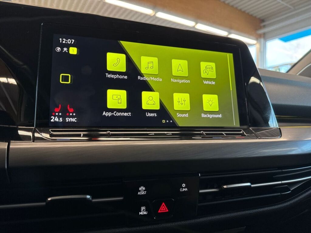 Volkswagen Golf 2022 Metallinhohto Keltainen