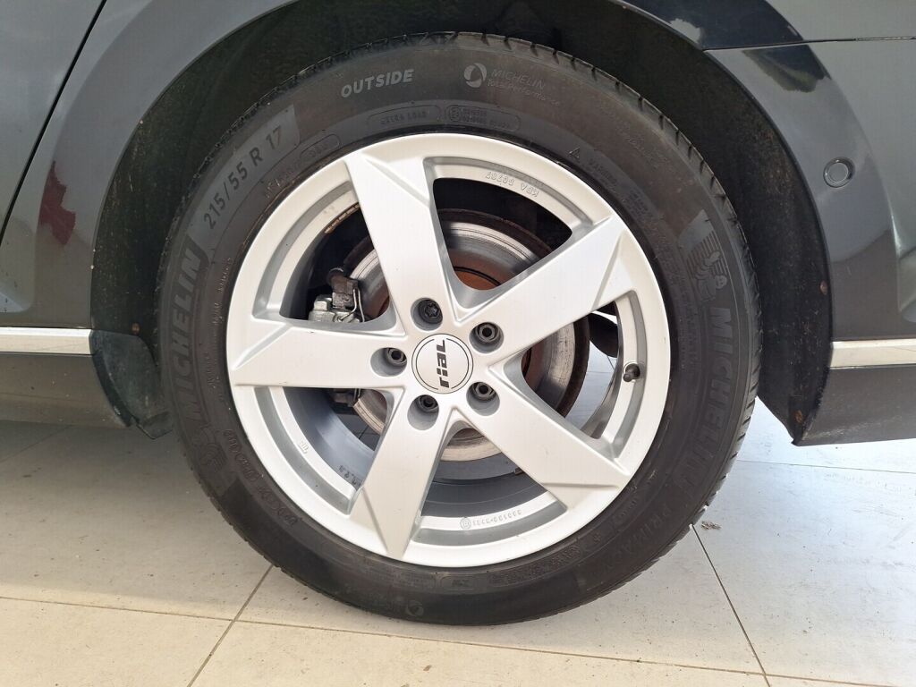 Volkswagen Passat 2015 Musta