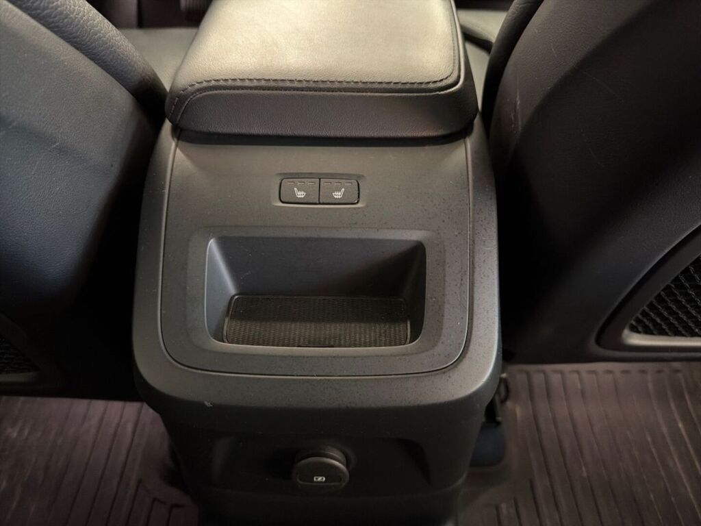 Volvo XC60 2023 Musta
