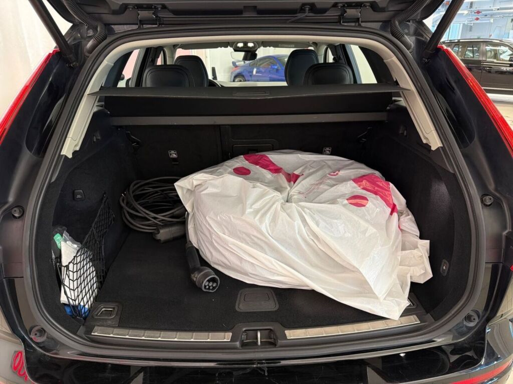 Volvo XC60 2023 Musta