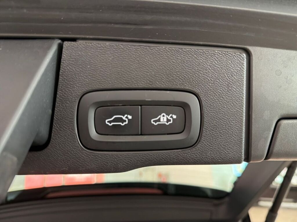 Volvo XC60 2023 Musta