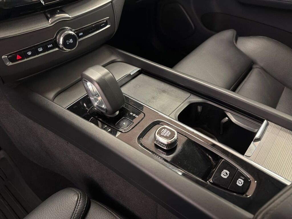Volvo XC60 2023 Musta