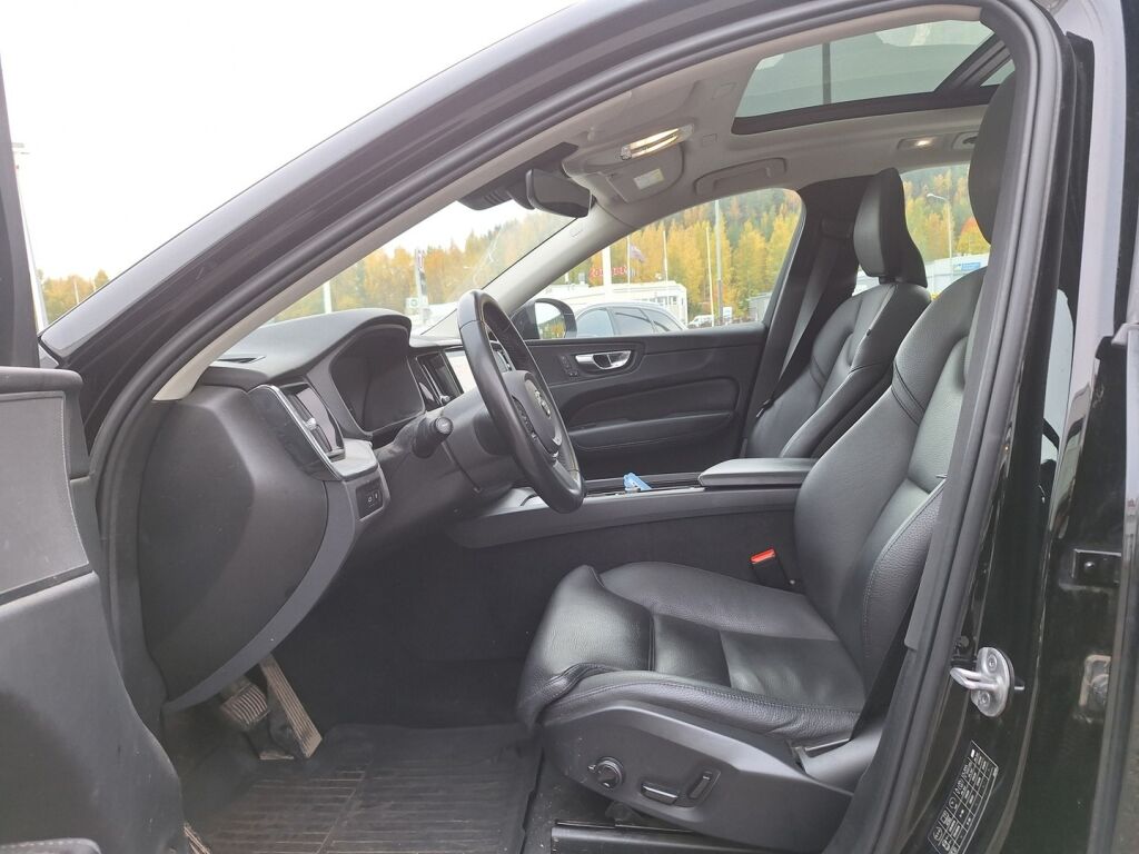 Volvo XC60 2023 Musta