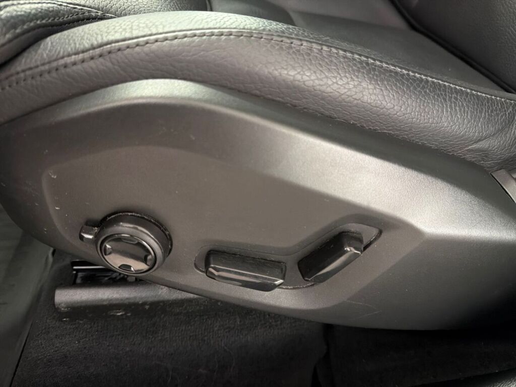 Volvo XC60 2023 Musta