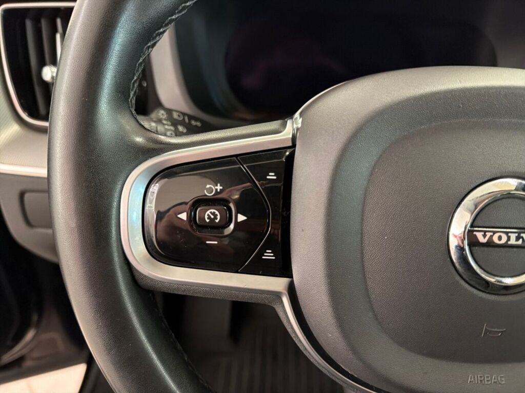 Volvo XC60 2023 Musta