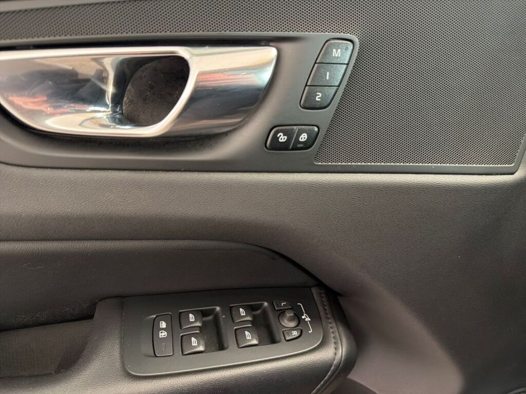 Volvo XC60 2023 Musta