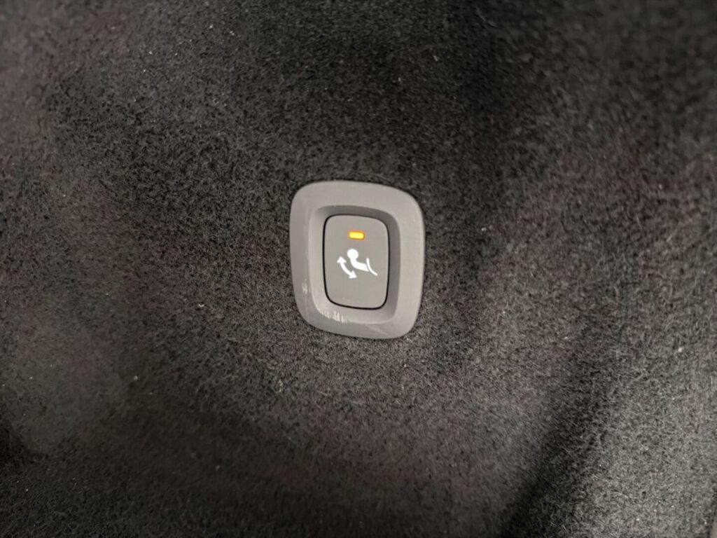 Volvo XC60 2023 Musta