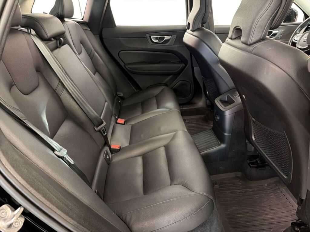 Volvo XC60 2023 Musta