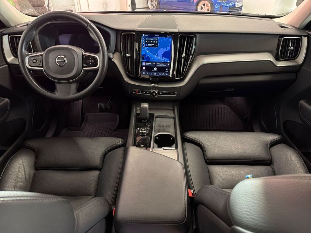 Volvo XC60 2023 Musta