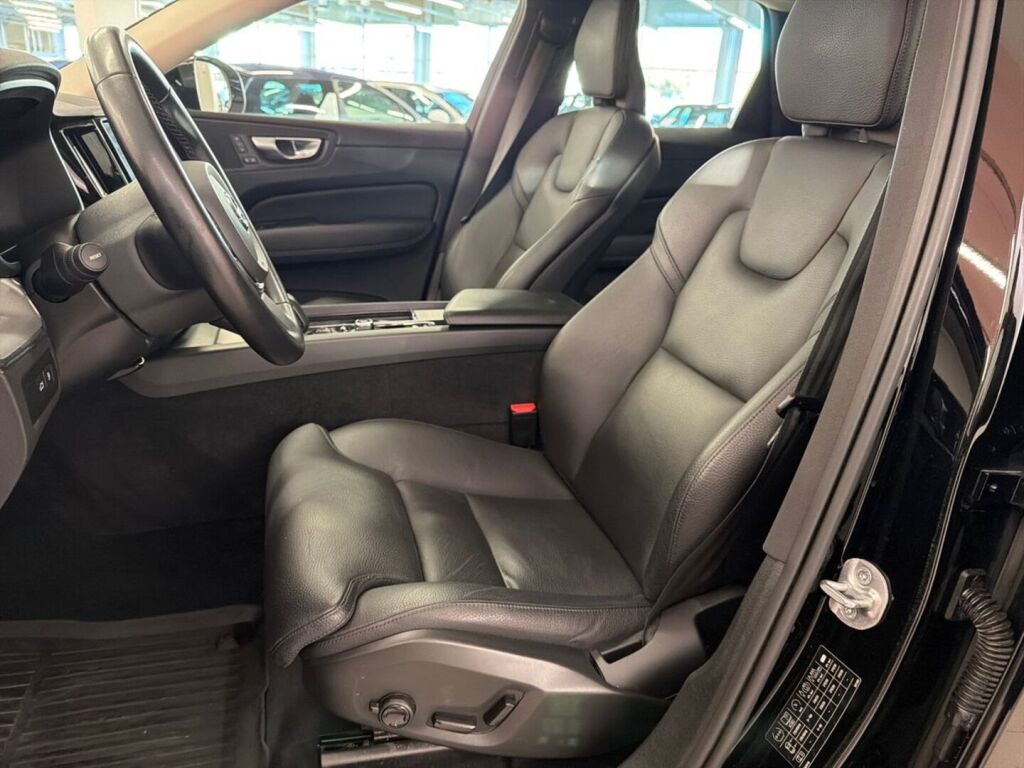 Volvo XC60 2023 Musta