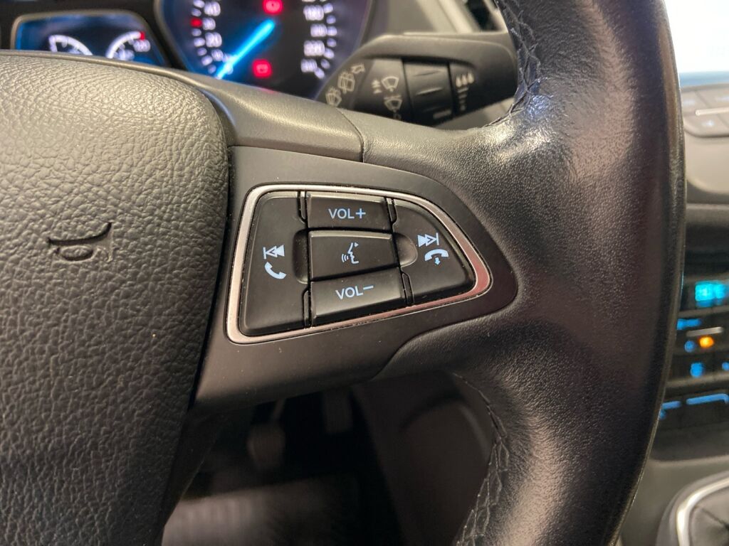 Ford Kuga 2018 Punainen