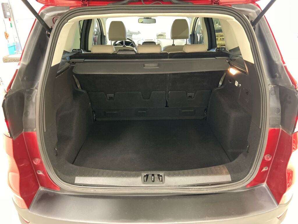 Ford Kuga 2018 Punainen