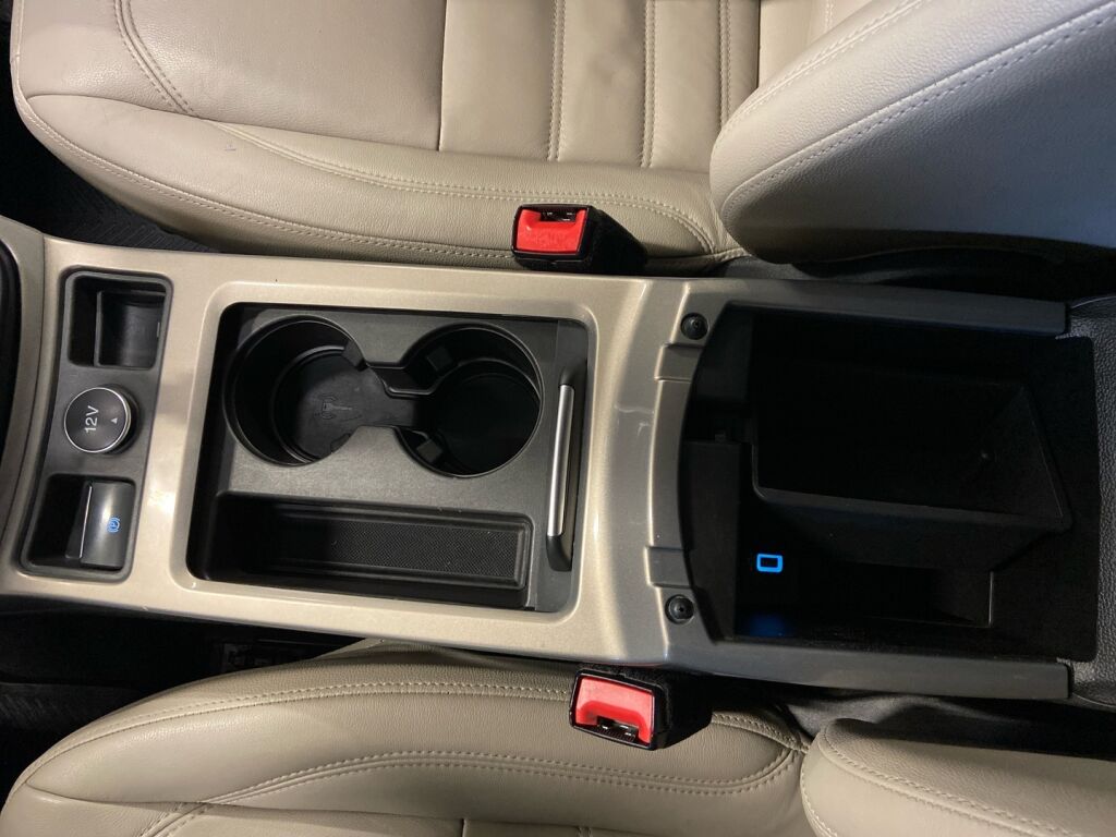 Ford Kuga 2018 Punainen