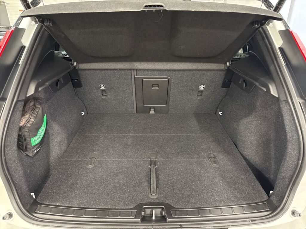 Volvo XC40 2023 Valkoinen