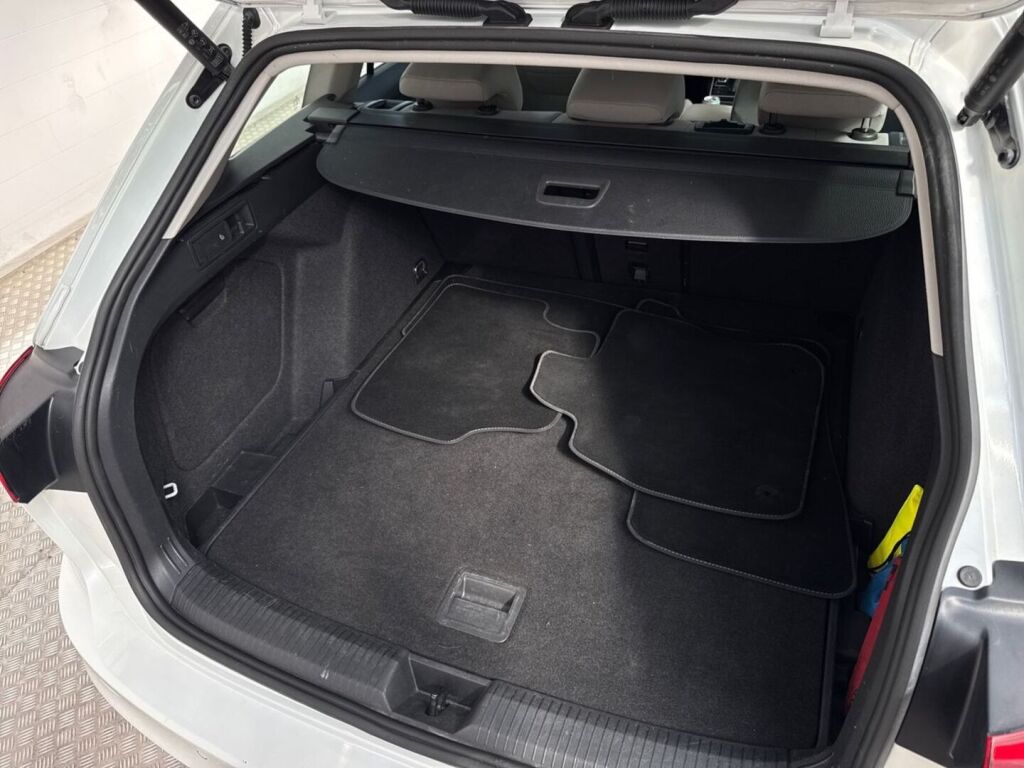 Volkswagen Golf 2023 Erikoismetalliväri valkoinen Onyx white