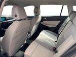 Volkswagen Golf 2023 Erikoismetalliväri valkoinen Onyx white