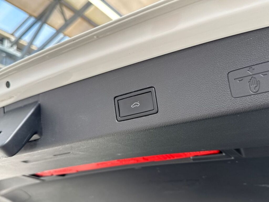 Volkswagen Golf 2023 Erikoismetalliväri valkoinen Onyx white