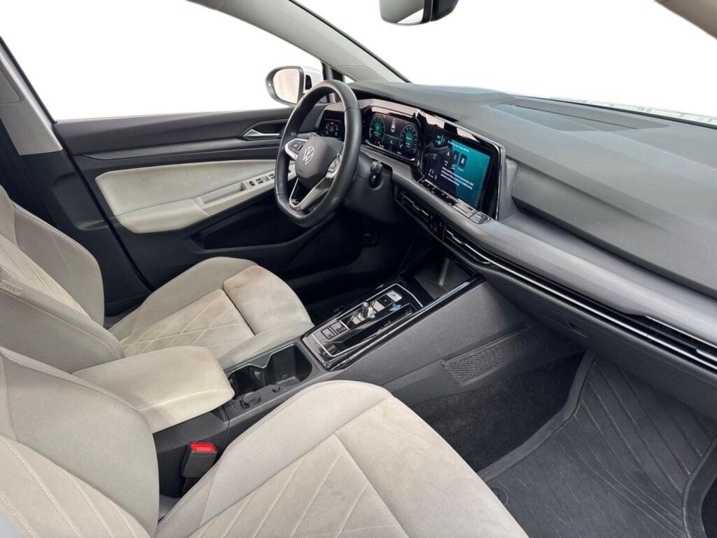Volkswagen Golf 2023 Erikoismetalliväri valkoinen Onyx white