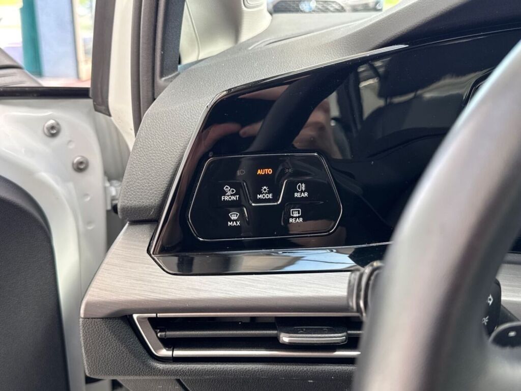 Volkswagen Golf 2023 Erikoismetalliväri valkoinen Onyx white