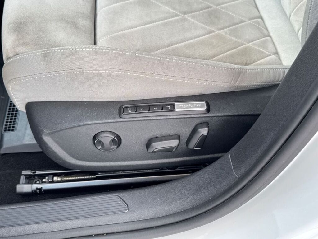 Volkswagen Golf 2023 Erikoismetalliväri valkoinen Onyx white