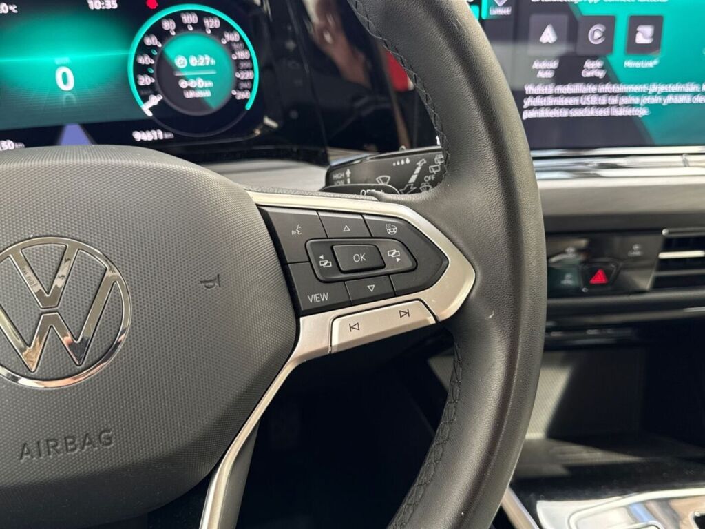 Volkswagen Golf 2023 Erikoismetalliväri valkoinen Onyx white