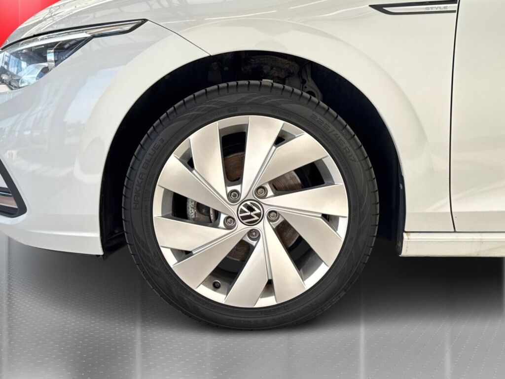 Volkswagen Golf 2023 Erikoismetalliväri valkoinen Onyx white