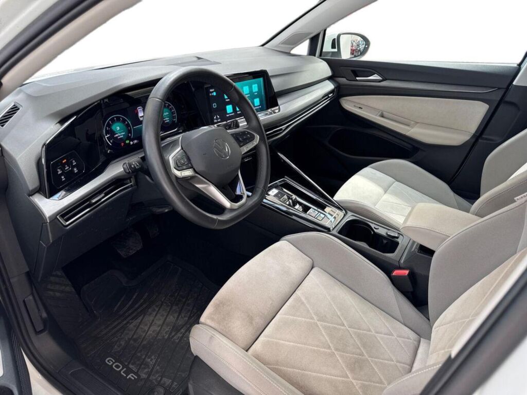 Volkswagen Golf 2023 Erikoismetalliväri valkoinen Onyx white