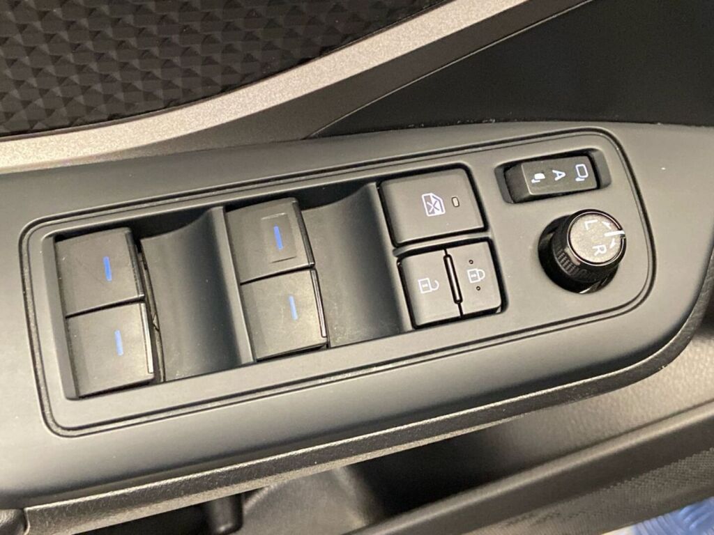 Toyota C-HR 2023 Musta