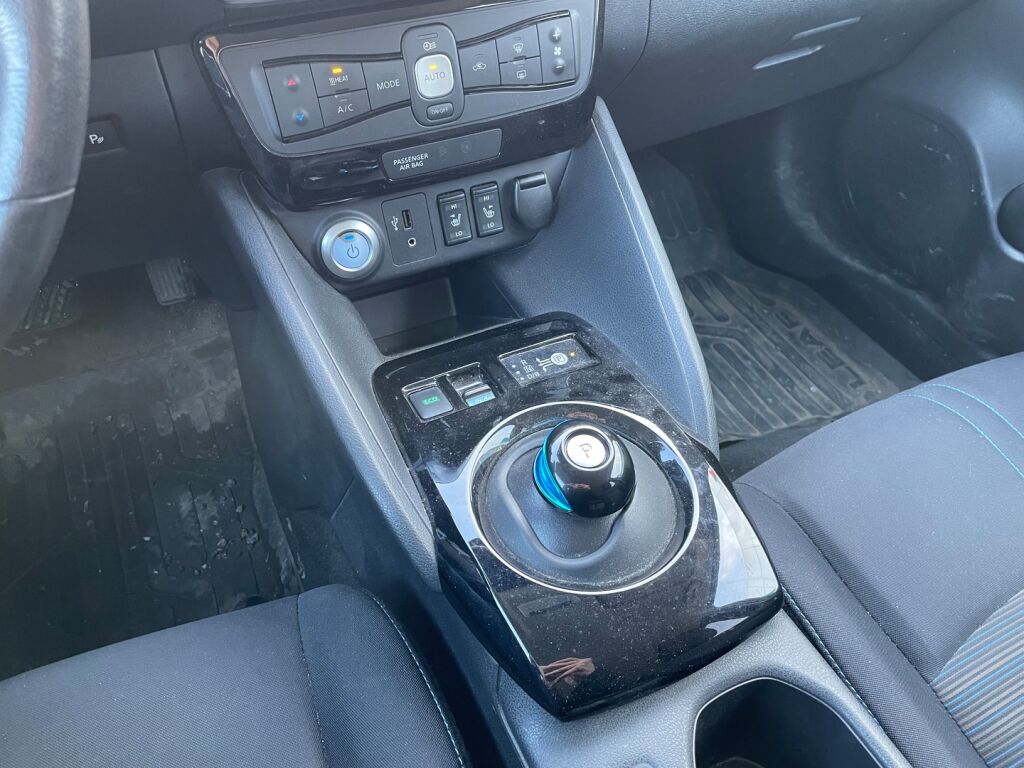 Nissan Leaf 2018 Punainen