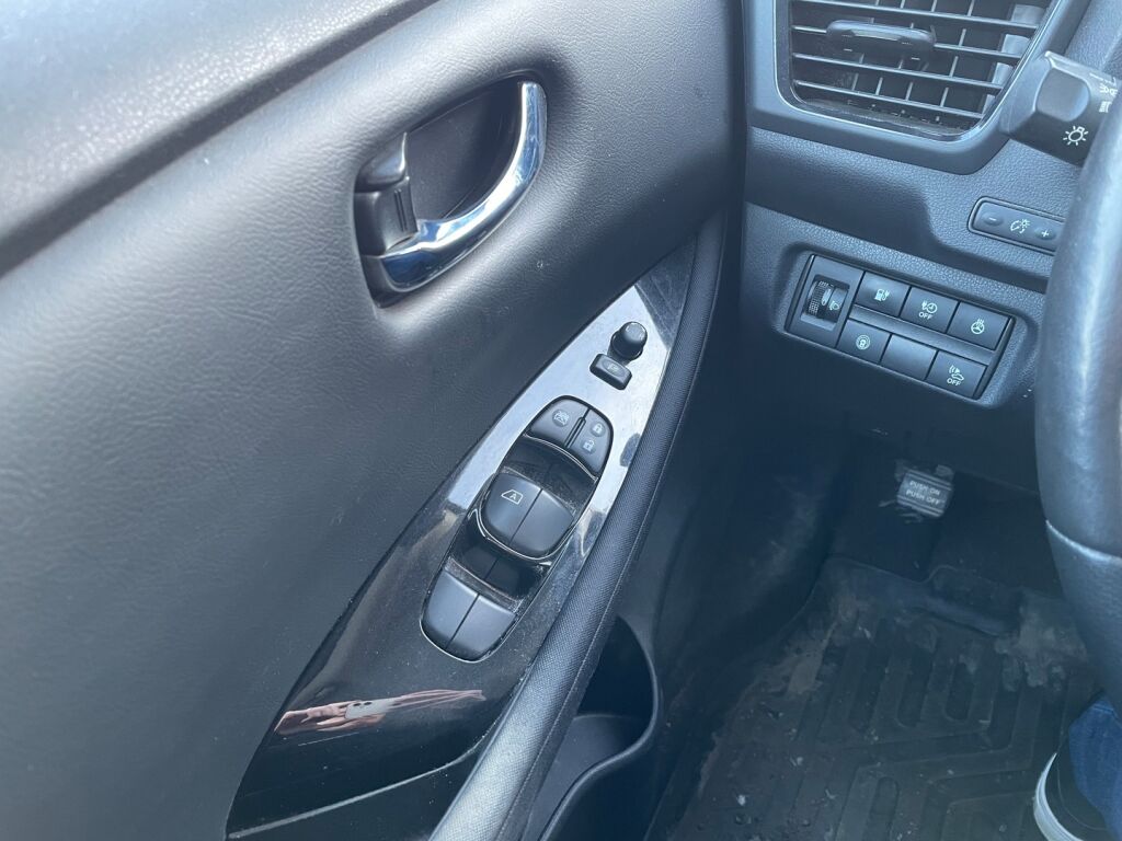 Nissan Leaf 2018 Punainen