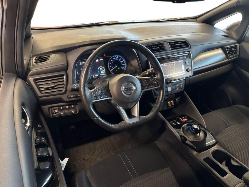 Nissan Leaf 2018 Punainen