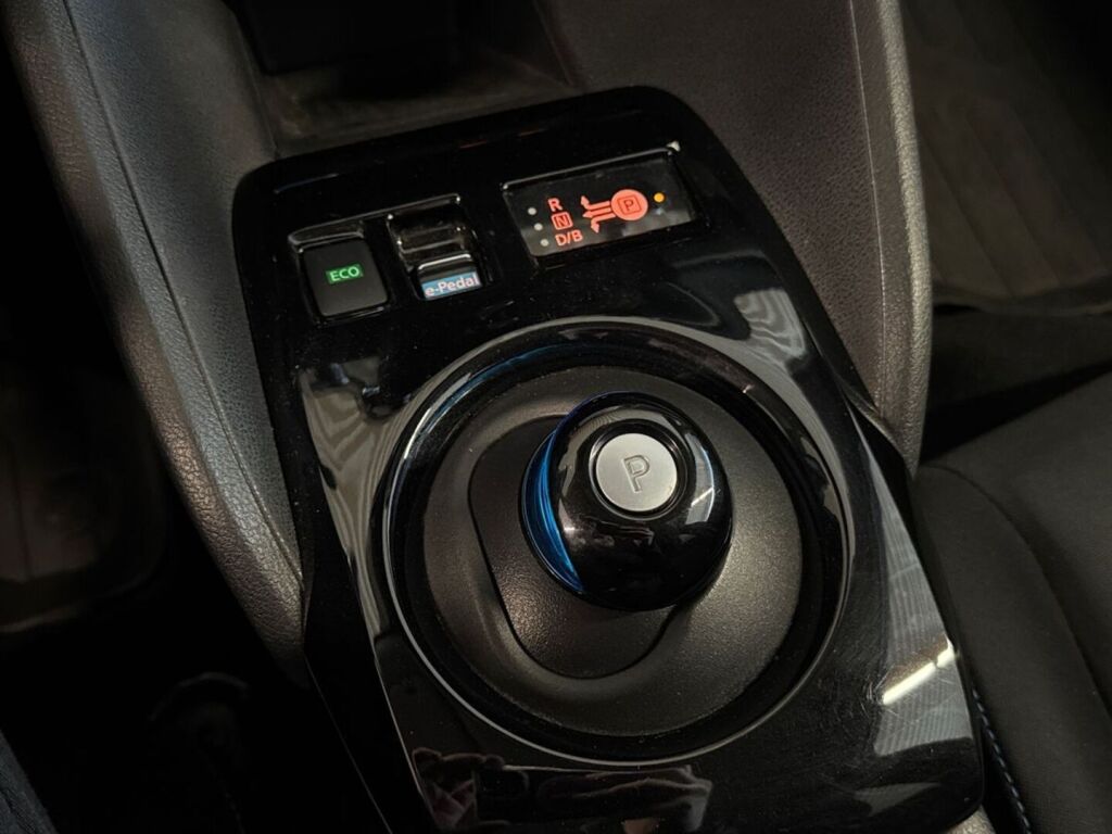 Nissan Leaf 2018 Punainen