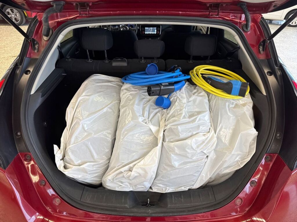 Nissan Leaf 2018 Punainen