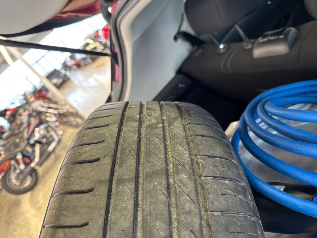 Nissan Leaf 2018 Punainen