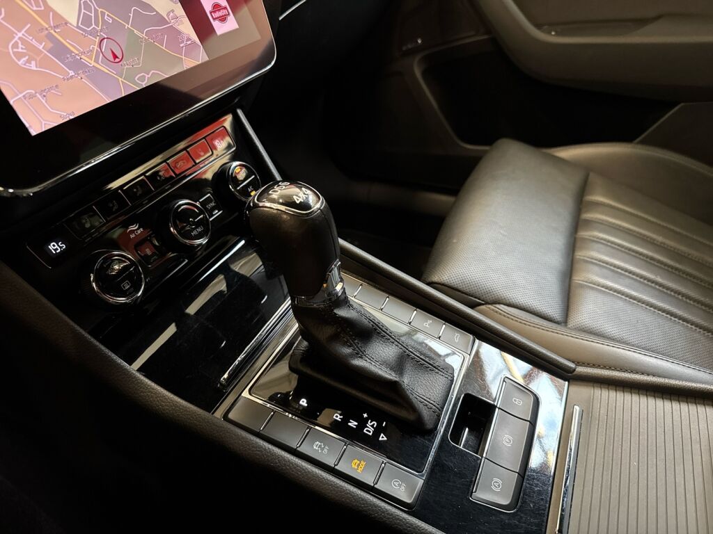 Skoda Superb 2018 Ruskea (beige)