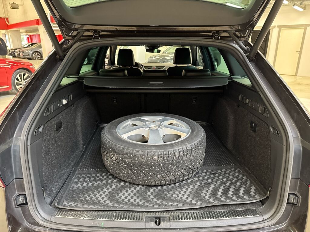 Skoda Superb 2018 Ruskea (beige)