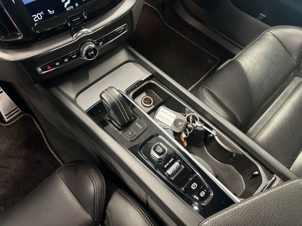 Volvo XC60 2020 Sininen