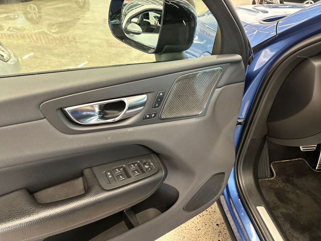 Volvo XC60 2020 Sininen